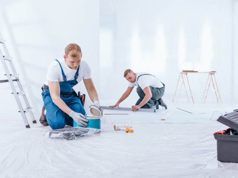 Projet 3 2 painter-during-interior-finishing-work.jpg