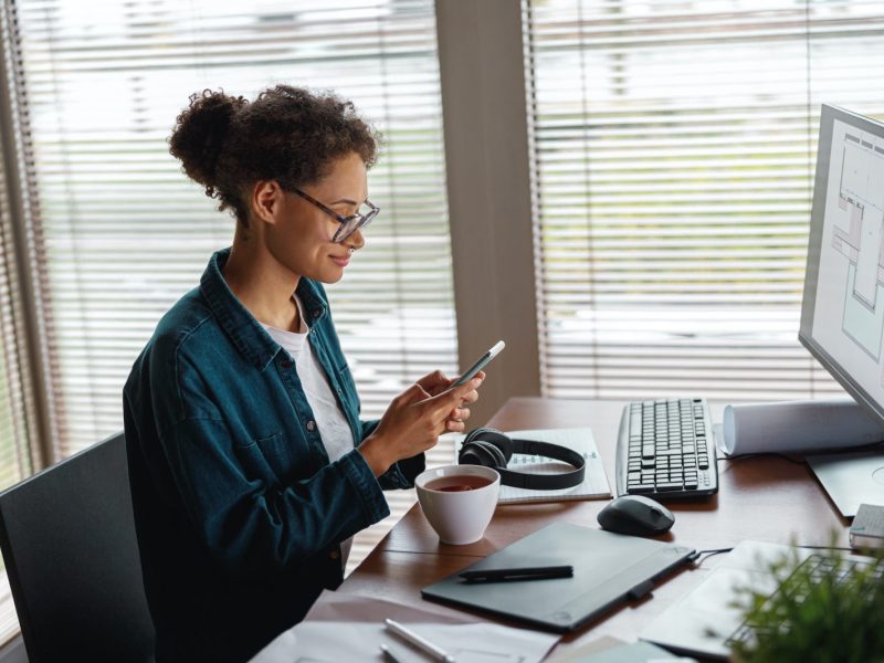 Projet 3 5 smiling-woman-interior-designer-holding-smartphone-during-break-at-home-office-freelance-concept.jpg